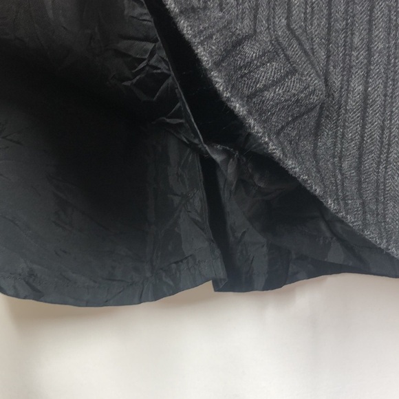 Banana Republic skirt gray tone and black lines - Picture 3 of 8